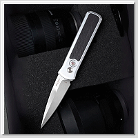 PROTECH Godson Silver Crosscut 20CV粉末鋼 緞面刃 銀色鋁柄 鑲嵌橫切紋碳纖維 黑蝶貝按鈕 -彈簧刀